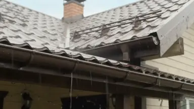 Видео: Желоб круглый L=3 м Aquasystem Rooftop Drain PU 150/100 мм RAL 8017 - коричневый шоколад