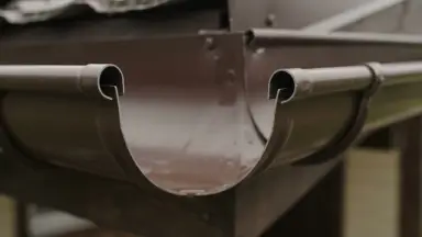 Видео: Угол желоба внешний Aquasystem Rooftop Drain PU 150/100 мм RAL 8017 - коричневый шоколад