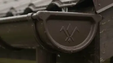 Видео: Заглушка желоба универсальная Aquasystem Rooftop Drain PU MATT 150/100 мм RR 32- т.коричневый