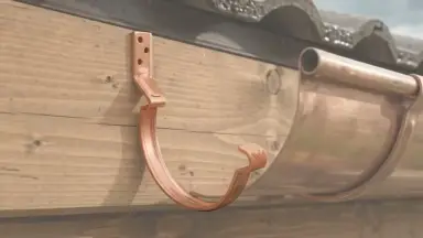 Видео: Водосток Aquasistem, система 125x90 - Крюк крепления короткий медный d125мм