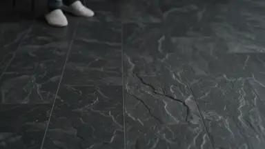 Видео: Виниловый пол Vinilam коллекция CERAMO VINILAM Stone Сланцевый Чёрный 61607