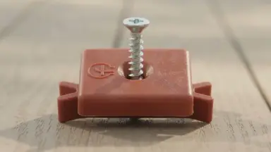 Видео: Пластиковая клипса с саморезом, Grinder шовный монтаж 5 mm красный