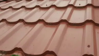 Видео: Металлочерепица квинта плюс с 3D резом 0,5 GreenСoat Pural RR 29 красный (RAL 3009 оксидно-красный)