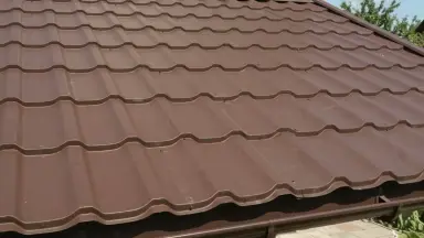 Видео: Металлочерепица квинта плюс с 3D резом 0,5 GreenСoat Pural RR 887 шоколадно-коричневый (RAL 8017 шоколад)