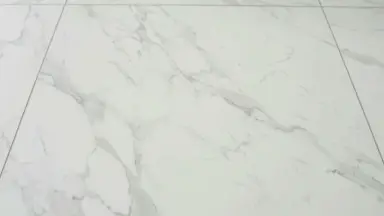 Видео: Кварцвиниловая плитка Invictus коллекция Primus Click Tile 01 Pure Marble Snow