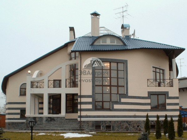 Проект узкого четырехэтажного дома из кирпича в стиле барокко с цокольным этажом и одноместным гаражом, с площадью до 650 кв м