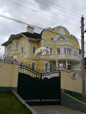 Проект квадратного четырёхэтажного дома из кирпича в стиле барокко с цокольным этажом и эркерами, с площадью до 1000 кв м